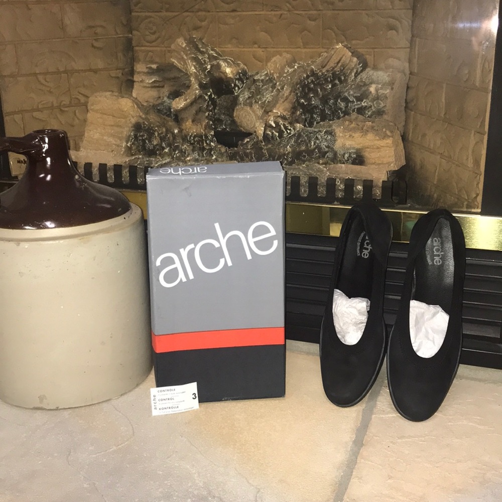 LIKE NEW ARCHE FLAVA in NOIR SZ 8/39